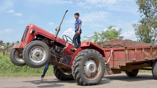  டிராக்டர் ஸ்டண்டில் மிரட்டும் 10 வயது சிறுவன்!!! 90's கிட்ஸ் மீம்ஸ் போட ஒரு டாபிக்... 
