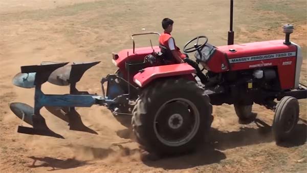  டிராக்டர் ஸ்டண்டில் மிரட்டும் 10 வயது சிறுவன்!!! 90's கிட்ஸ் மீம்ஸ் போட ஒரு டாபிக்... 