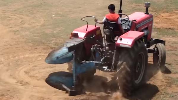  டிராக்டர் ஸ்டண்டில் மிரட்டும் 10 வயது சிறுவன்!!! 90's கிட்ஸ் மீம்ஸ் போட ஒரு டாபிக்... 