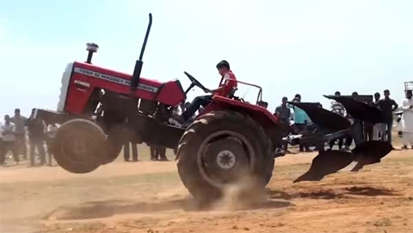  டிராக்டர் ஸ்டண்டில் மிரட்டும் 10 வயது சிறுவன்!!! 90's கிட்ஸ் மீம்ஸ் போட ஒரு டாபிக்... 