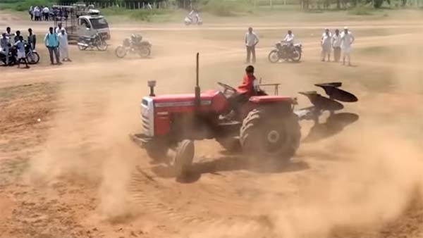  டிராக்டர் ஸ்டண்டில் மிரட்டும் 10 வயது சிறுவன்!!! 90's கிட்ஸ் மீம்ஸ் போட ஒரு டாபிக்... 