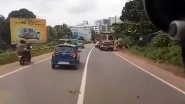 சிட்டி டிராப்பிற்குள் 60 கி.மீ. வேகத்தில் விரைந்த ஆம்புலன்ஸ்... பதபதைக்க வைக்கும் வீடியோ காட்சிகள்