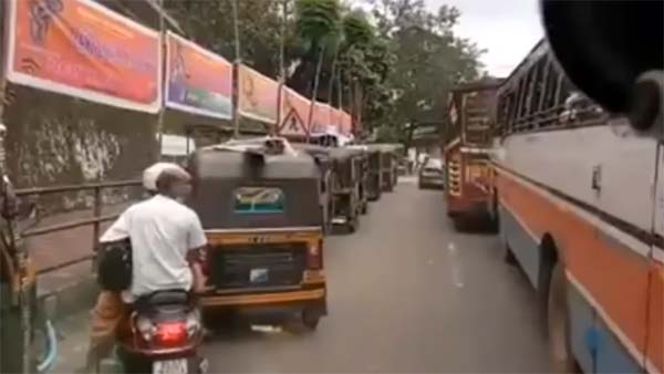 சிட்டி டிராப்பிற்குள் 60 கி.மீ. வேகத்தில் விரைந்த ஆம்புலன்ஸ்... பதபதைக்க வைக்கும் வீடியோ காட்சிகள்