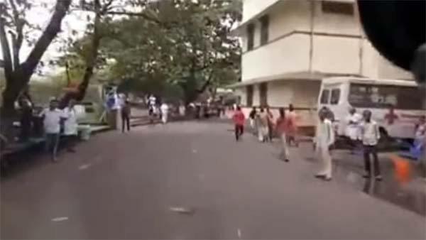 சிட்டி டிராப்பிற்குள் 60 கி.மீ. வேகத்தில் விரைந்த ஆம்புலன்ஸ்... பதபதைக்க வைக்கும் வீடியோ காட்சிகள்