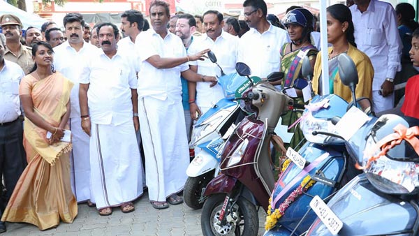 அம்மா ஸ்கூட்டர் திட்டம் திடீர் ரத்து? தேர்வான பெண்களுக்கு மானியம் வழங்காததன் பரபரப்பு பின்னணி..