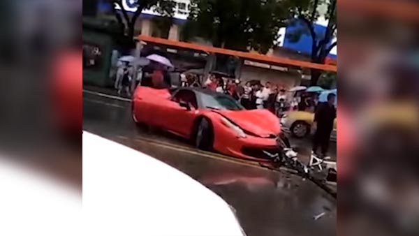 ஃபெராரி காரை எடுத்து சில நொடிகளில் விபத்தில் சிக்கிய பெண்; என்னம்மா நீங்க இப்படி பண்ணுறீங்களேம்மா...