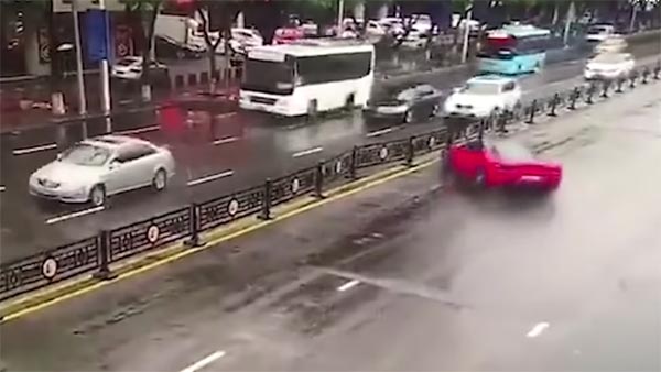 ஃபெராரி காரை எடுத்து சில நொடிகளில் விபத்தில் சிக்கிய பெண்; என்னம்மா நீங்க இப்படி பண்ணுறீங்களேம்மா...