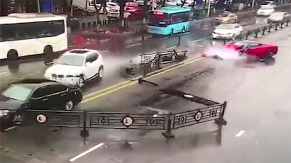 ஃபெராரி காரை எடுத்து சில நொடிகளில் விபத்தில் சிக்கிய பெண்; என்னம்மா நீங்க இப்படி பண்ணுறீங்களேம்மா...