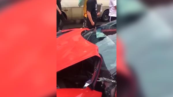 ஃபெராரி காரை எடுத்து சில நொடிகளில் விபத்தில் சிக்கிய பெண்; என்னம்மா நீங்க இப்படி பண்ணுறீங்களேம்மா...