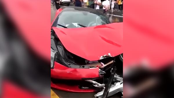 ஃபெராரி காரை எடுத்து சில நொடிகளில் விபத்தில் சிக்கிய பெண்; என்னம்மா நீங்க இப்படி பண்ணுறீங்களேம்மா...