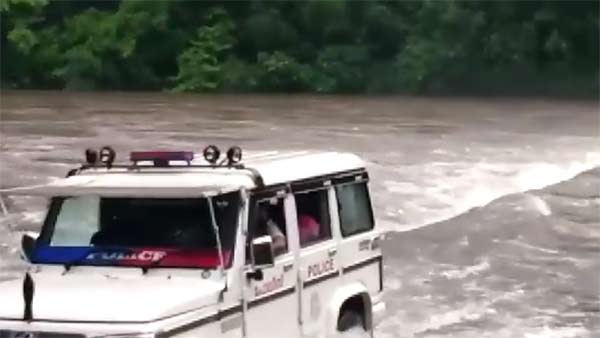 ஒரு குடும்பத்தை மீட்க பொலிரோ காரில் ஆற்று வெள்ளத்தை கடந்த போலீஸ்! சாத்தியமானது எப்படி? 