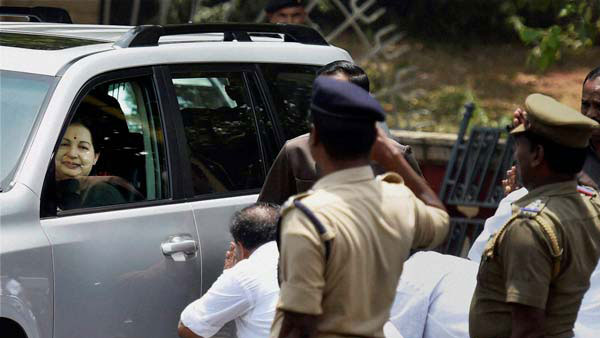 இன்னோவா வேண்டாம்.. அம்மாவின் ஆஸ்தான கார்தான் வேண்டும்.. அமைச்சர் அடம் பிடிப்பதன் ரகசியம் இதுதான்..