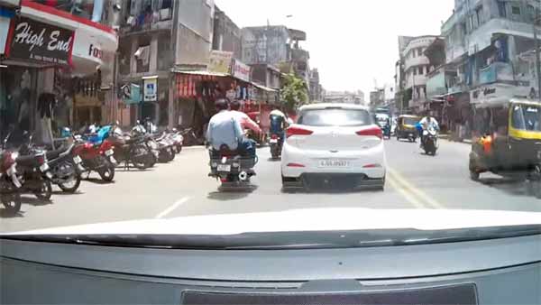 கார் திருடனை போலீசார் மடக்கி பிடிக்கும் சினிமாவை மிஞ்சும் வீடியோ காட்சிகள்