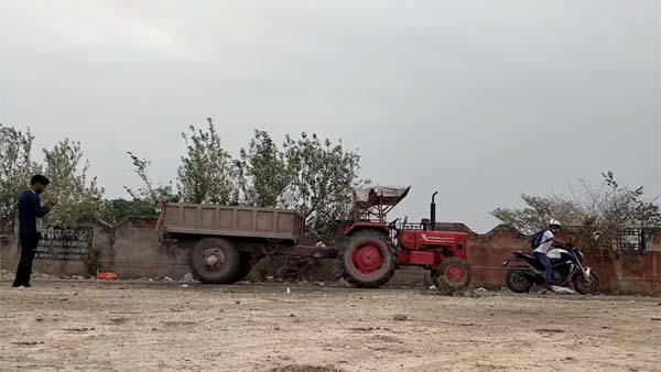 2,500 கிலோ டிராக்டரை பஜாஜ் டோமினார் பைக்கால் இழுக்க முடியுமா? 