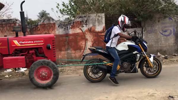 2,500 கிலோ டிராக்டரை பஜாஜ் டோமினார் பைக்கால் இழுக்க முடியுமா? 