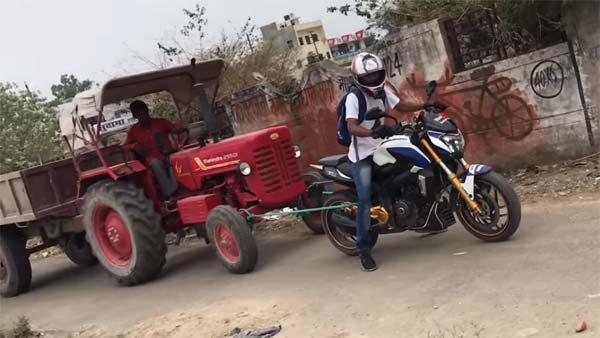 2,500 கிலோ டிராக்டரை பஜாஜ் டோமினார் பைக்கால் இழுக்க முடியுமா? 