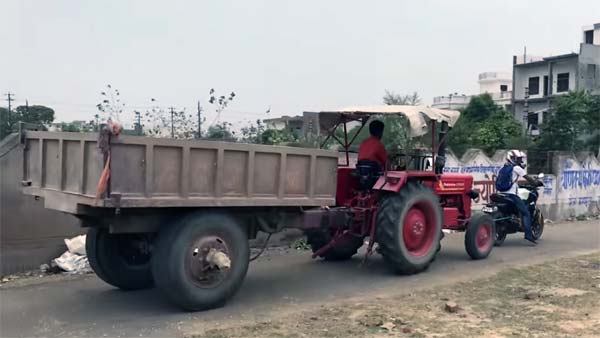 2,500 கிலோ டிராக்டரை பஜாஜ் டோமினார் பைக்கால் இழுக்க முடியுமா? 