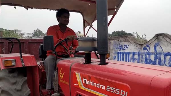 2,500 கிலோ டிராக்டரை பஜாஜ் டோமினார் பைக்கால் இழுக்க முடியுமா? 