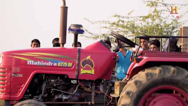 டிரைவர் இல்லாமலேயே இயங்கும் டிராக்டர்! வெறும் ரூ.50 ஆயிரத்தில் விவசாயிகளுக்கு கிடைத்த வரம்! 