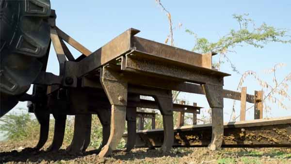 டிரைவர் இல்லாமலேயே இயங்கும் டிராக்டர்! வெறும் ரூ.50 ஆயிரத்தில் விவசாயிகளுக்கு கிடைத்த வரம்! 