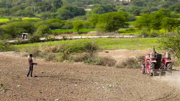 டிரைவர் இல்லாமலேயே இயங்கும் டிராக்டர்! வெறும் ரூ.50 ஆயிரத்தில் விவசாயிகளுக்கு கிடைத்த வரம்! 