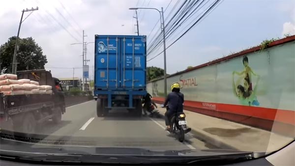 தலையில் லாரி ஏறியும் எதுவும் ஆகவில்லை! ஹெல்மெட் போட்டதால் தப்பிய உயிர்..! பதற வைக்கும் வீடியோ..!