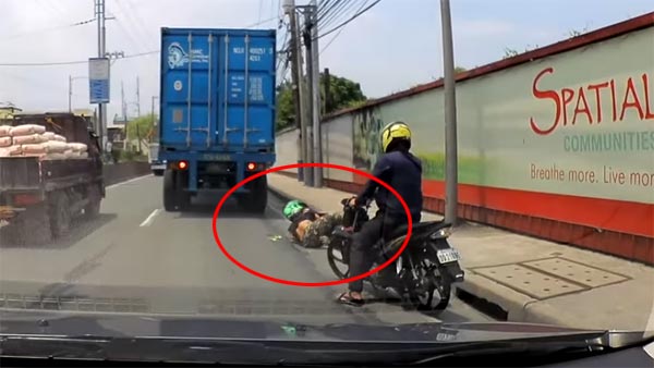 தலையில் லாரி ஏறியும் எதுவும் ஆகவில்லை! ஹெல்மெட் போட்டதால் தப்பிய உயிர்..! பதற வைக்கும் வீடியோ..!