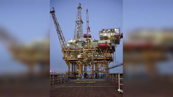 அமெரிக்கா- ஈரான் ஆயில் அரசியலால் பந்தாடப்படும் இந்தியா ; பெட்ரோல் விலை விரைவில் சதம் போடலாம்