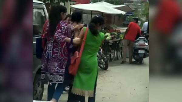 நடுவீதிக்கு வந்த ரயில்.. அதிர்ச்சியில் அலறியடித்து ஓடிய மக்கள்.. ஓட்டுனருக்கு இதுதான் தண்டனை! 