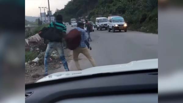 நடுவீதிக்கு வந்த ரயில்.. அதிர்ச்சியில் அலறியடித்து ஓடிய மக்கள்.. ஓட்டுனருக்கு இதுதான் தண்டனை! 