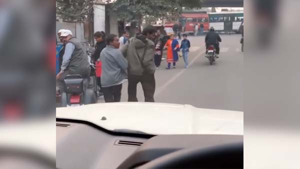 நடுவீதிக்கு வந்த ரயில்.. அதிர்ச்சியில் அலறியடித்து ஓடிய மக்கள்.. ஓட்டுனருக்கு இதுதான் தண்டனை! 