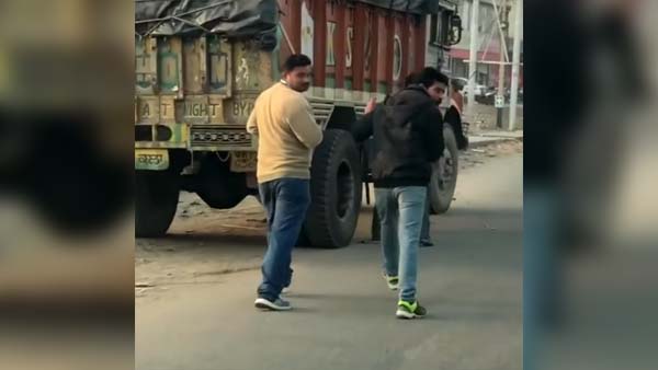 நடுவீதிக்கு வந்த ரயில்.. அதிர்ச்சியில் அலறியடித்து ஓடிய மக்கள்.. ஓட்டுனருக்கு இதுதான் தண்டனை! 