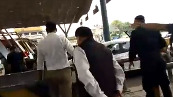 டோல்கேட் டிராபிக் ஜாமில் பாடம் கற்ற அமைச்சர் செய்த அதிரடி... வாகன ஓட்டிகள் குதூகலம்... 