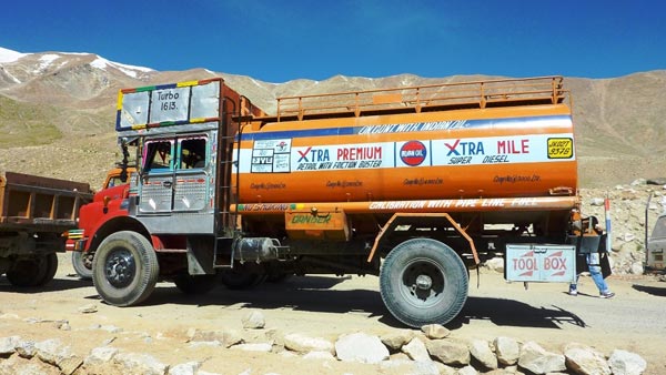 அரபுகளை அடி பணிய வைத்தது இந்தியா... இனி பெட்ரோல் விலை படிப்படியாக குறைய வாய்ப்பு... அரபுகளை அடி பணிய வைத்தது இந்தியா... இனி பெட்ரோல் விலை படிப்படியாக குறைய வாய்ப்பு...