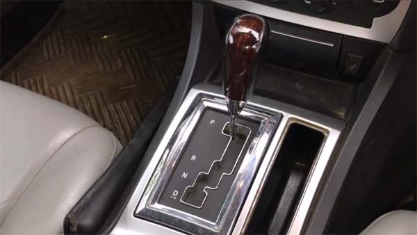 இந்த காருக்கு வெறும் ரூ10 ஆயிரம் தானா...? நம்பவே முடியலையே 