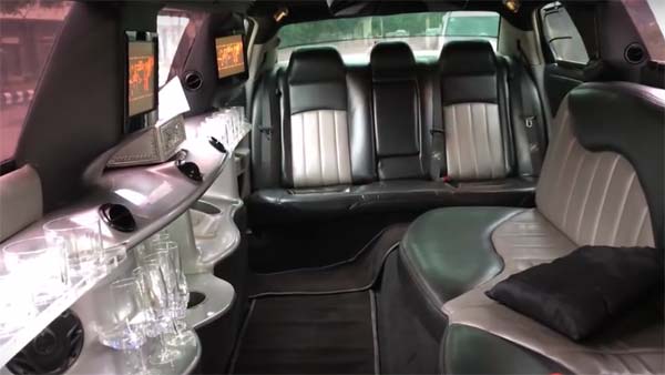 இந்த காருக்கு வெறும் ரூ10 ஆயிரம் தானா...? நம்பவே முடியலையே 