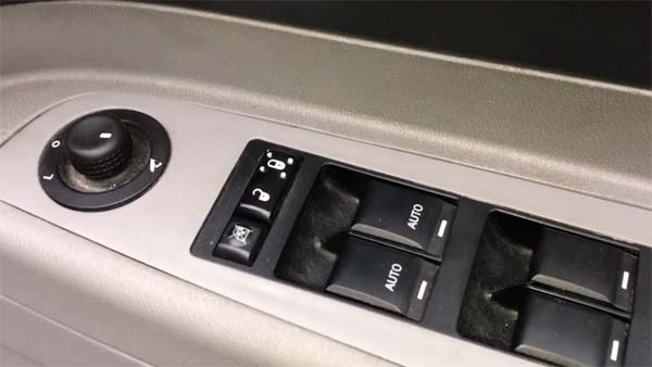 இந்த காருக்கு வெறும் ரூ10 ஆயிரம் தானா...? நம்பவே முடியலையே 