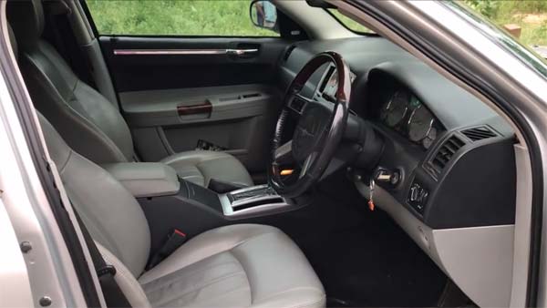 இந்த காருக்கு வெறும் ரூ10 ஆயிரம் தானா...? நம்பவே முடியலையே 