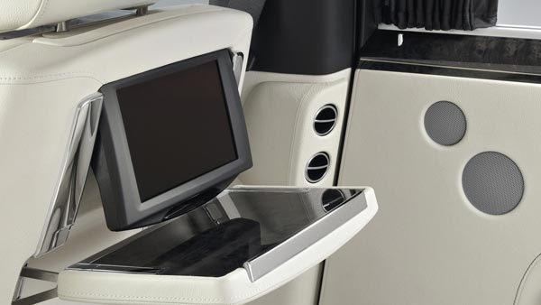 சர்காரை பிடிக்க ரோல்ஸ்ராய்ஸ் காரில் கெத்து காட்டும் விஜய்!!