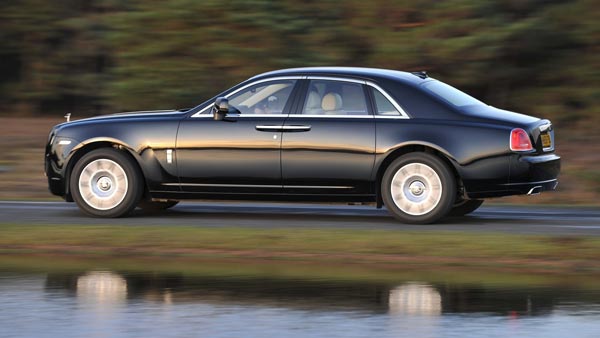 சர்காரை பிடிக்க ரோல்ஸ்ராய்ஸ் காரில் கெத்து காட்டும் விஜய்!!