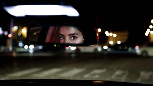 சவுதியில் பெண்கள் கார் ஓட்ட அனுமதி; முதல் நாளே எப்-1 கார் ஓட்டி அசத்திய பெண்