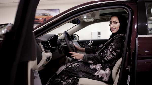 சவுதியில் பெண்கள் கார் ஓட்ட அனுமதி; முதல் நாளே எப்-1 கார் ஓட்டி அசத்திய பெண்