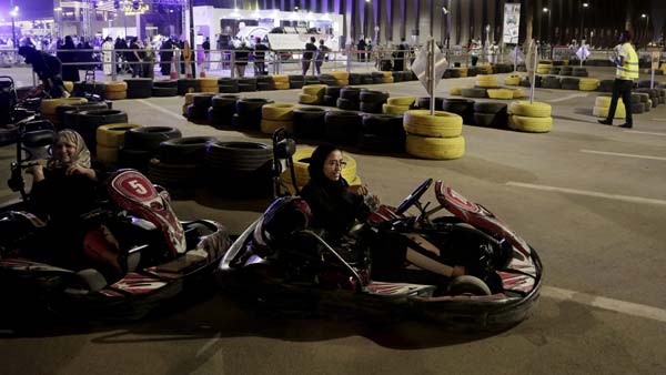 சவுதியில் பெண்கள் கார் ஓட்ட அனுமதி; முதல் நாளே எப்-1 கார் ஓட்டி அசத்திய பெண்