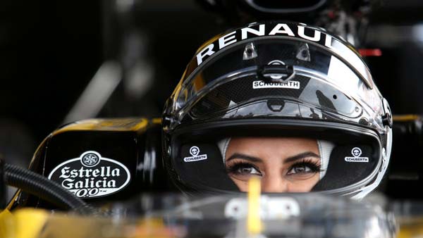 சவுதியில் பெண்கள் கார் ஓட்ட அனுமதி; முதல் நாளே எப்-1 கார் ஓட்டி அசத்திய பெண்