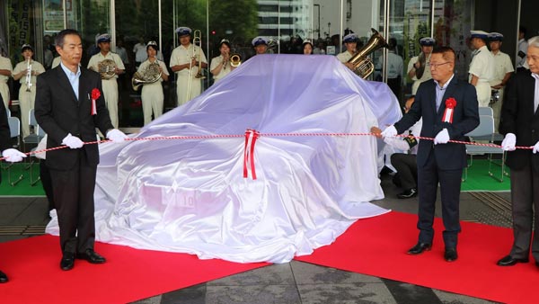 ரூ.2.12 கோடி ஸ்போர்ட்ஸ் கார் நன்கொடை! அந்த மச்சக்கார போலீஸ் இவங்கதான்...