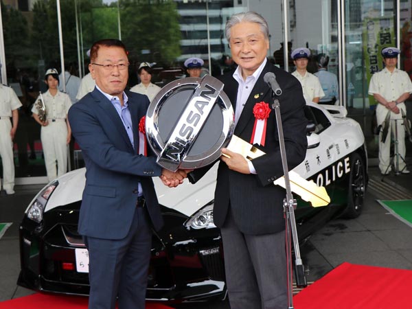 ரூ.2.12 கோடி ஸ்போர்ட்ஸ் கார் நன்கொடை! அந்த மச்சக்கார போலீஸ் இவங்கதான்... 