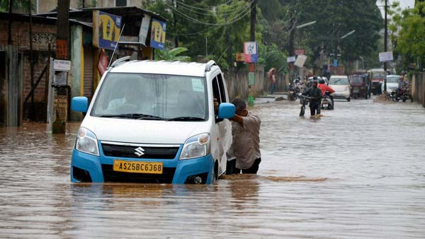 மழை வெள்ள நீரில் நீங்கள் காரில் செல்லும் போது இதை எல்லாம் செய்யாதீங்க...