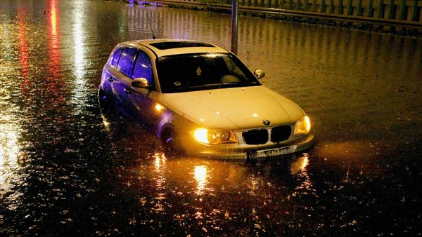 மழை வெள்ள நீரில் நீங்கள் காரில் செல்லும் போது இதை எல்லாம் செய்யாதீங்க...