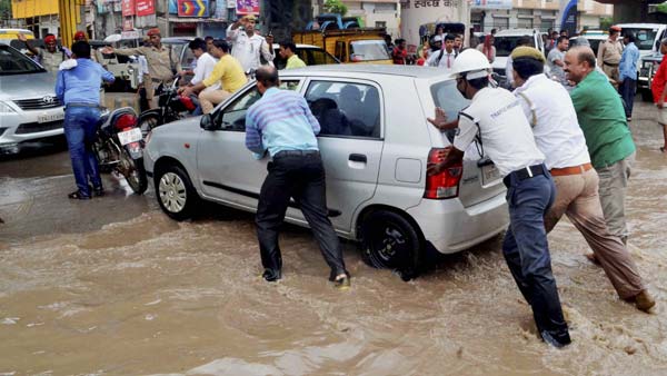 மழை வெள்ள நீரில் நீங்கள் காரில் செல்லும் போது இதை எல்லாம் செய்யாதீங்க...