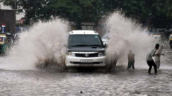 மழை வெள்ள நீரில் நீங்கள் காரில் செல்லும் போது இதை எல்லாம் செய்யாதீங்க...
